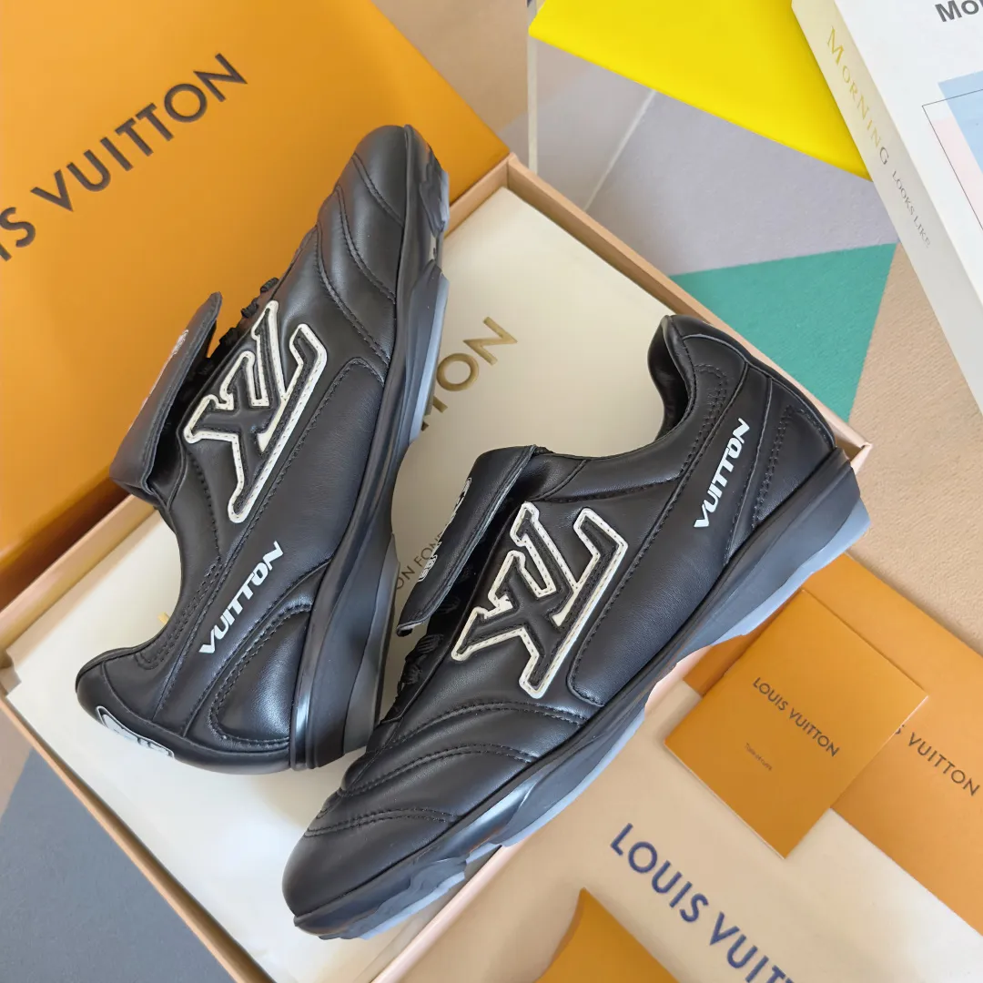 Top version: Couple model 640💰 LV Louis Vuitton L house Donkey brand latest Footprint series Couple model football sneakers casual running shoes original purchase development and production This Footprint Soccer sneaker was unveiled in the 2025 spring and summer series fashion show. It is the first sneaker designed by Pharrell Williams inspired by football shoes. The shoes are inspired by football, a sport that spans generations and cultures, echoing the 2025 spring and summer series fashion show's theme of unity and universal participation. The shoe is famous for its sleek design, with the dynamic IV Initials logo embellished on the side, the tongue embellished with the Lvers United badge inspired by the football team, and the foot pattern rubber sole decorated with multiple Louis Vuitton logos. Exquisitely packaged at the delivery counter🛍📦 ▪️Material: Original imported first-layer cowhide ▪️Lining: Original custom-made soft sheepskin lining ▪️Sole: Original open-molded two-color TPU combination sole ▪️Sole thickness: 3.5CM ▪️Size: Women’s 35-41 / Men’s 39-45